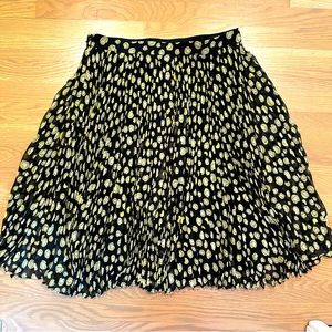 Diane von Furstenberg pleated chiffon “lips” a line skirt size 10